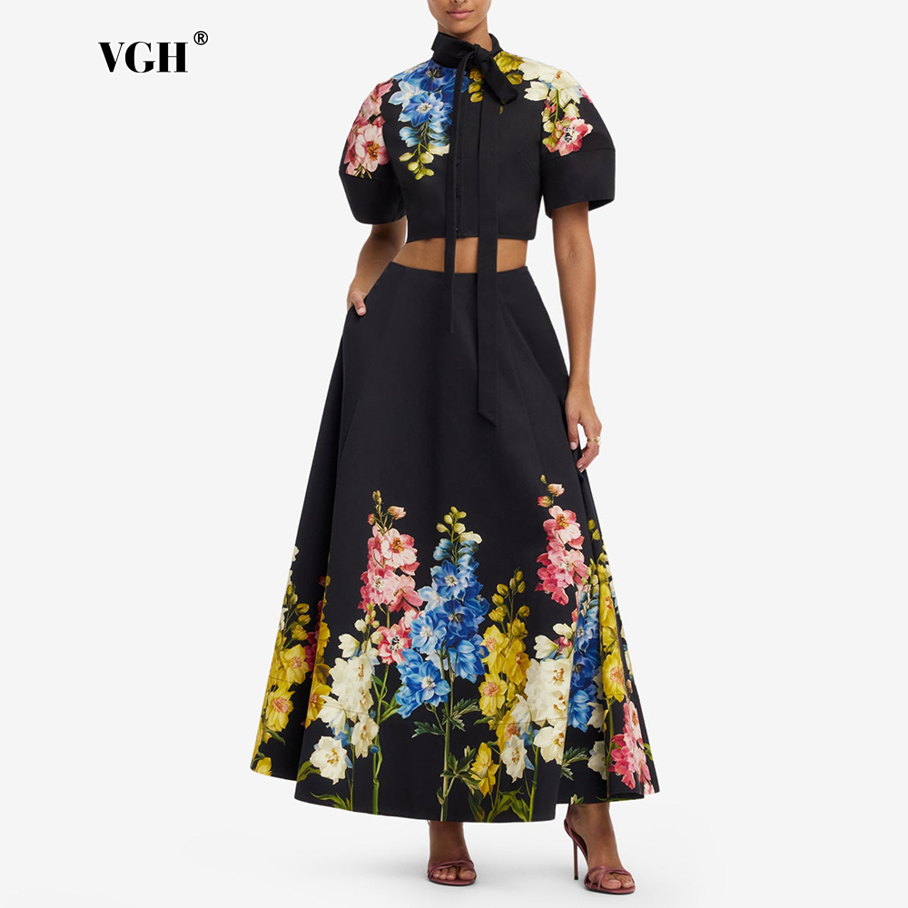 Midi Skirt Floral - ชุดเซ็ตสองชิ้นลายดอกไม้สุดหรูสำหรับผู้หญิง VGH พร้อมเสื้อครอปแขนสั้นคอผูกโบว์และกระโปรงทรงเอความยาวระดับกลาง เหมาะสำหรับงานปาร์ตี้และวันพักผ่อน